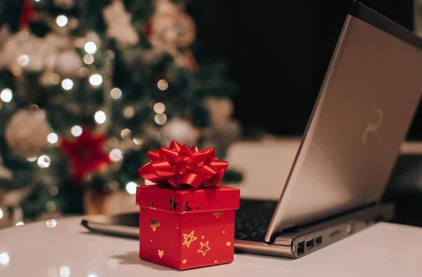 Рождественская Подарочная Коробка Ноутбуком Красной Лентой Столе — стоковое фото