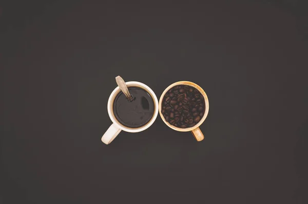 뜨거운 커피와 뭉치가 어두운 배경에 — 스톡 사진