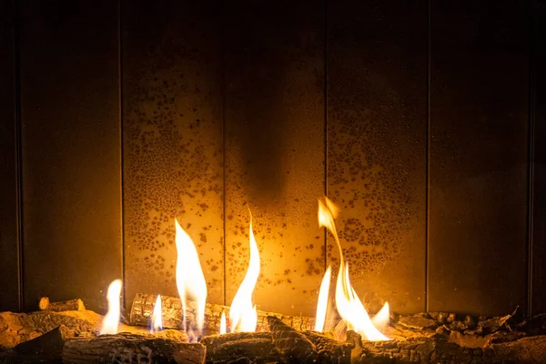 Arkadaki Şöminede Yanan Ateş — Stok fotoğraf