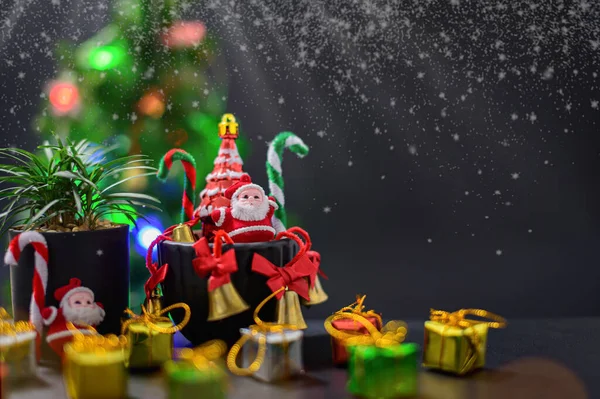 Een Close Shot Van Kleine Kleurrijke Kerst Geschenkdozen Ornamenten Een — Stockfoto