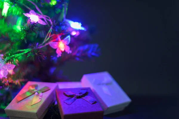 Tiro Close Pequenas Caixas Presente Coloridas Decorativas Sob Uma Árvore — Fotografia de Stock