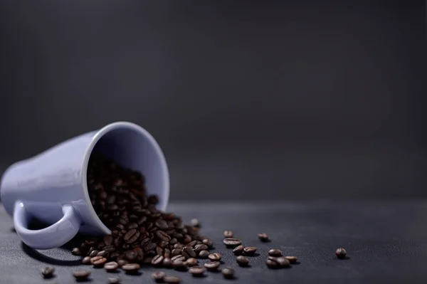 Egy Közeli Kép Egy Fehér Bögréről Kiömlött Kávébabbal — Stock Fotó