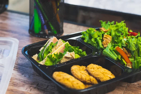 Ebédsaláta Asztali Gépen Irodai Környezet Egészséges Ételek — Stock Fotó