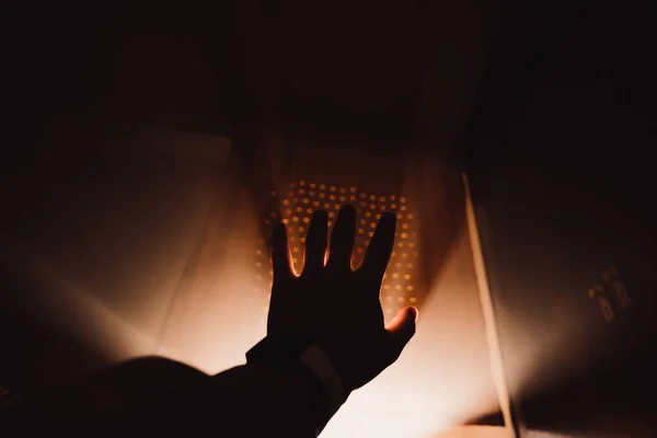 Ręka Świecącymi Neonami Tle Okna — Zdjęcie stockowe