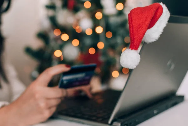 Рождество Новогодняя Концепция Человек Шляпе Санта Клауса Ноутбуке Кредитной Картой — стоковое фото