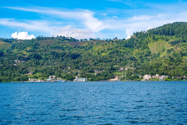Hermoso Paisaje Lago Azul Profundo Sus Verdes Colinas Circundantes — Foto de Stock