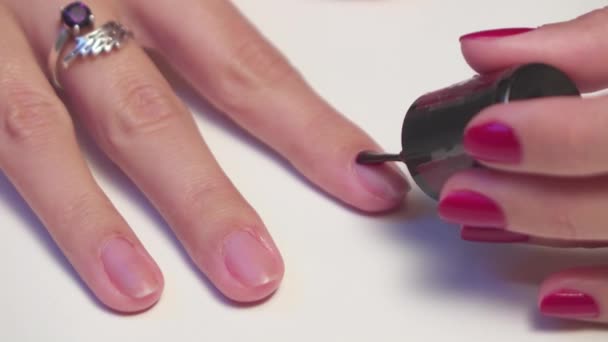 Close Beelden Van Vrouw Doet Manicure Witte Achtergrond — Stockvideo