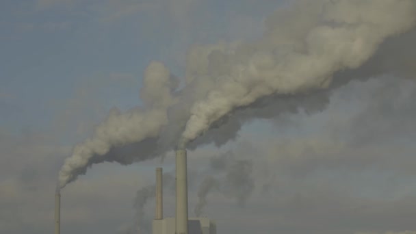 工厂烟囱蒸气的镜头 — 图库视频影像