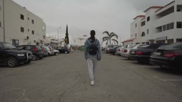 Kobieta Plecakiem Spacerująca Ulicą Miasta — Wideo stockowe