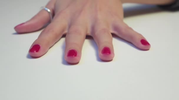 Close Imagens Mulher Fazendo Manicure Fundo Branco — Vídeo de Stock