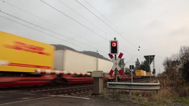 Festői Felvétel Vonat Elhaladó Kereszteződéséről Piros Közlekedési Lámpákkal — Stock videók
