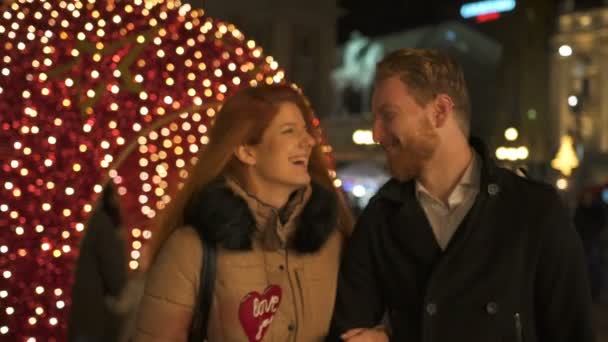 Filmación Citas Hermosa Pareja Pelirroja Feria Navidad — Vídeo de stock