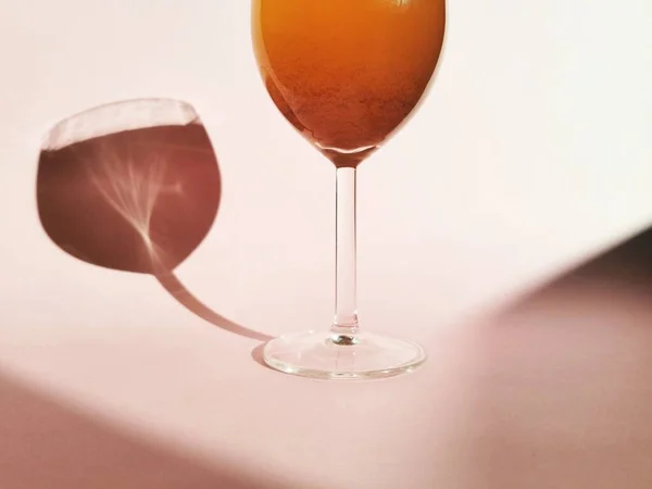 Bicchiere Vino Una Bottiglia Champagne Sfondo Bianco — Foto Stock