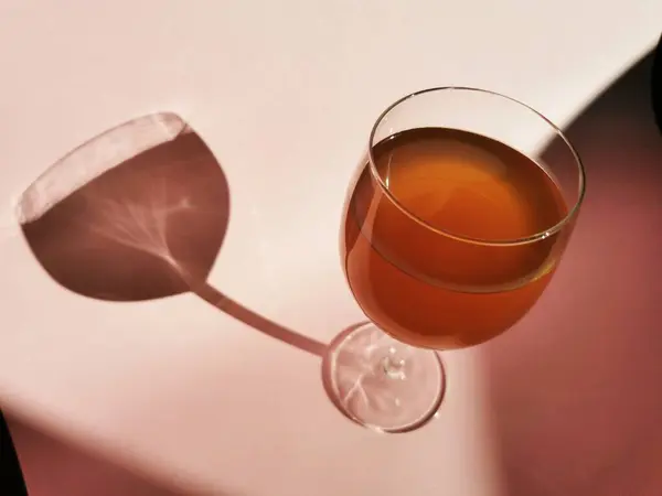 Glas Wein Und Rote Rose Auf Weißem Hintergrund — Stockfoto