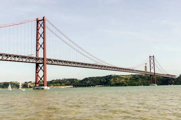 ポルトガルのリスボン市内の橋は — ストック写真