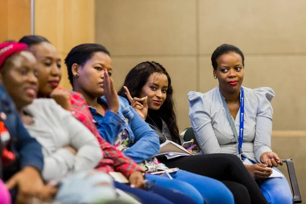 南非约翰内斯堡 2018年2月23日 参加金融课程的不同成人学生 — 图库照片