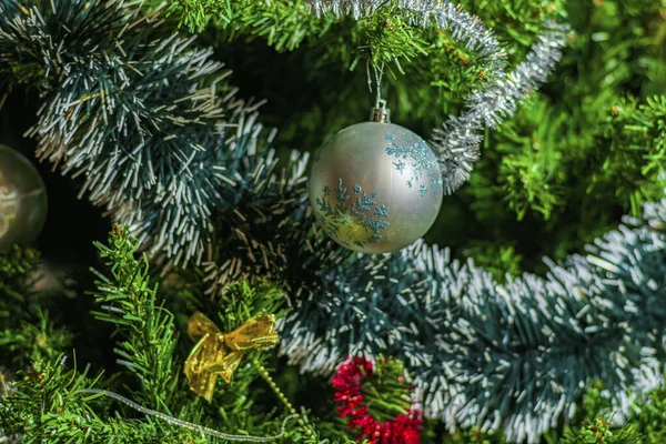 Árbol Navidad Con Decoraciones Fondo Del Abeto —  Fotos de Stock