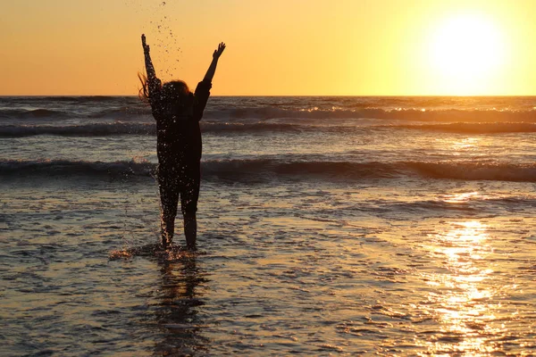 Silhouette Une Femme Sur Plage — Photo