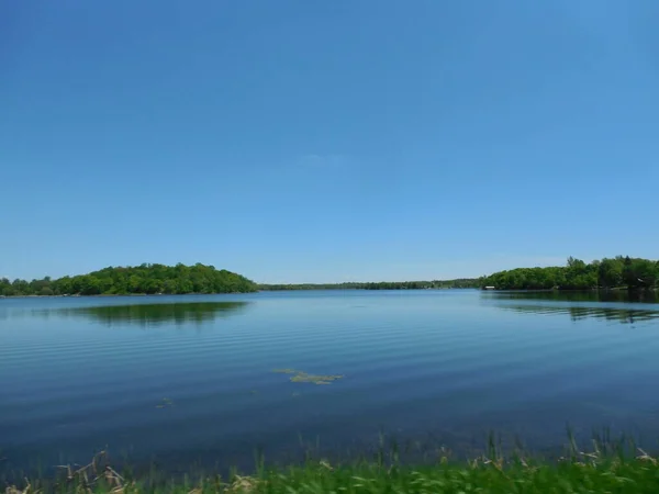 Piękny Krajobraz Jeziorem — Zdjęcie stockowe