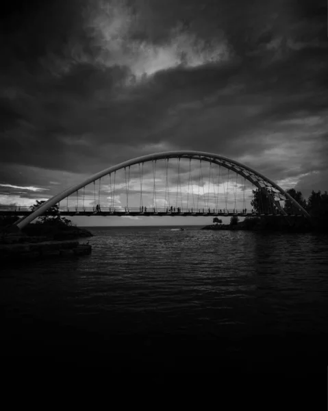 Czarno Białe Zdjęcie Mostu Przez Rzekę — Zdjęcie stockowe
