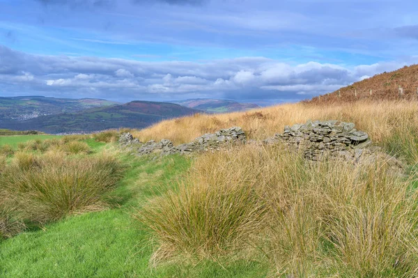 Schöne Landschaft Mit Fluss Und Wolkenverhangenem Himmel — Stockfoto