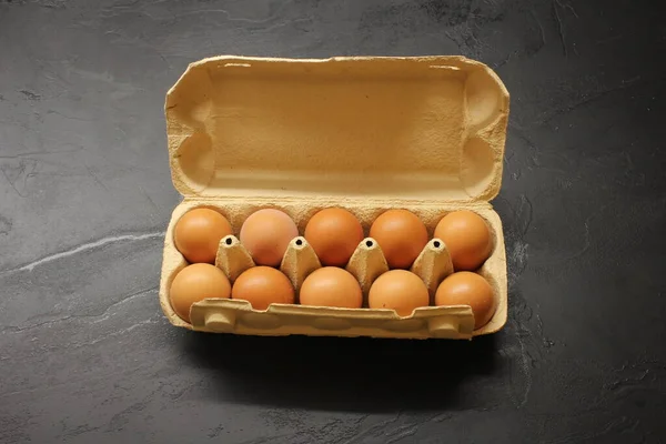 Ovos Galinha Uma Caixa Fundo Marrom — Fotografia de Stock