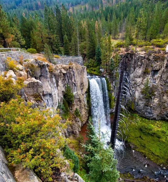 Bella Cascata Montagna — Foto Stock