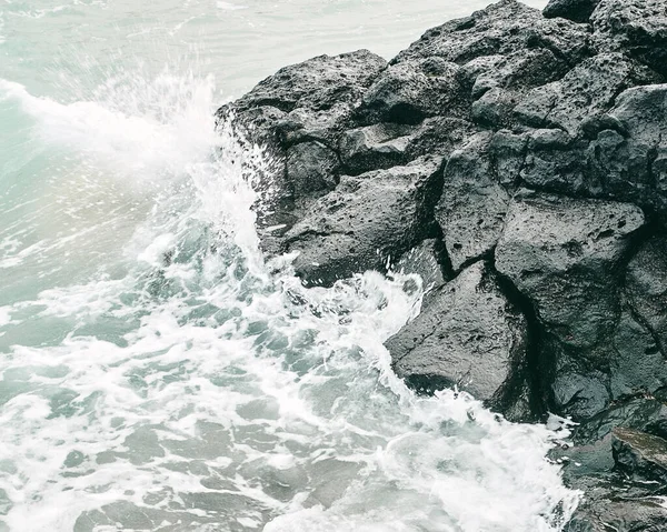海の波が岩の上を — ストック写真