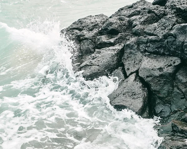 Ondas Mar Batendo Nas Rochas — Fotografia de Stock