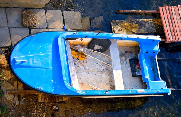 Velho Atropelamento Abandonado Barco Azul — Fotografia de Stock