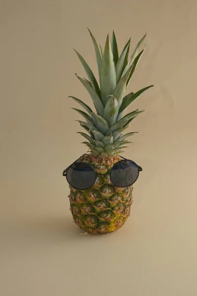 Ananas Tropické Ovoce Slunečními Brýlemi Béžovém Pozadí Minimální Koncepce — Stock fotografie