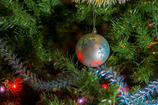Çam Ağacının Arka Planında Süslemeler Olan Noel Ağacı — Stok fotoğraf