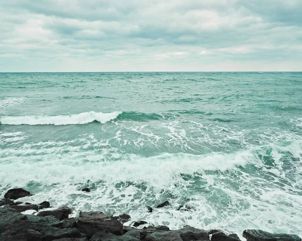 Sahilde Güzel Deniz Dalgaları — Stok fotoğraf