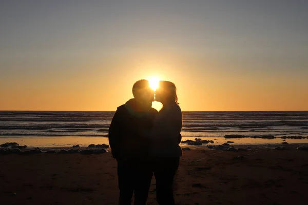 Couple Beach Sunset — Stock Photo, Image