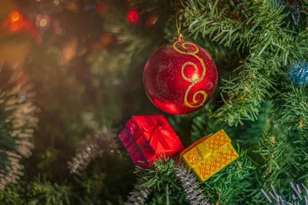 赤い弓とギフトボックスのクリスマスツリー — ストック写真