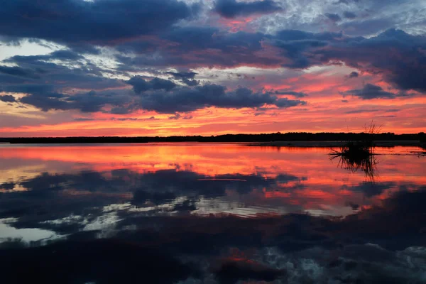 Belo Pôr Sol Sobre Lago — Fotografia de Stock