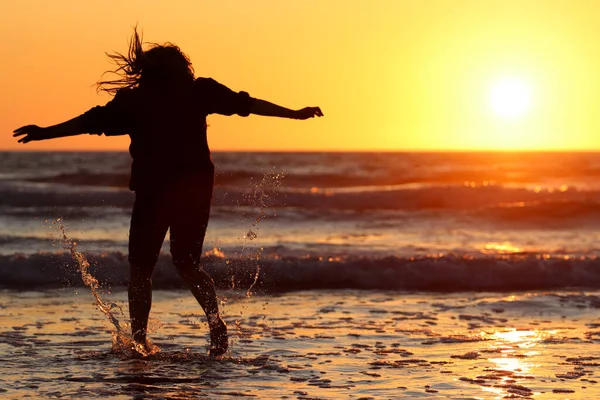 Silhouette Une Fille Sur Plage — Photo