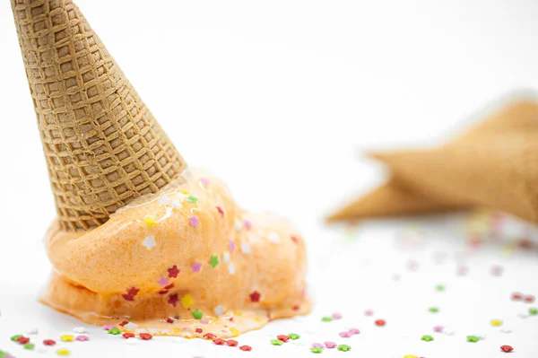 白い背景にスプリンクル付きのアイスクリームコーン — ストック写真
