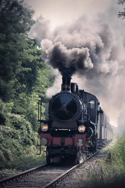蓝色天空背景下的旧蒸汽机车 — 图库照片