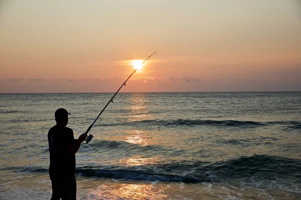 Homem Pesca Praia Pôr Sol — Fotografia de Stock