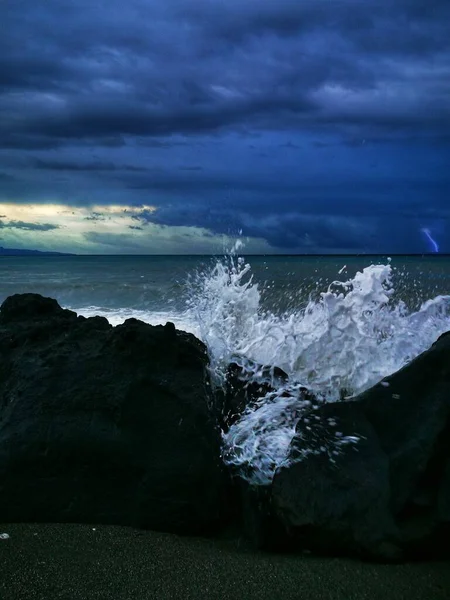 Bouřlivé Mořské Vlny Narážející Pláž — Stock fotografie