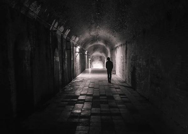 Silhouet Van Een Man Een Tunnel — Stockfoto