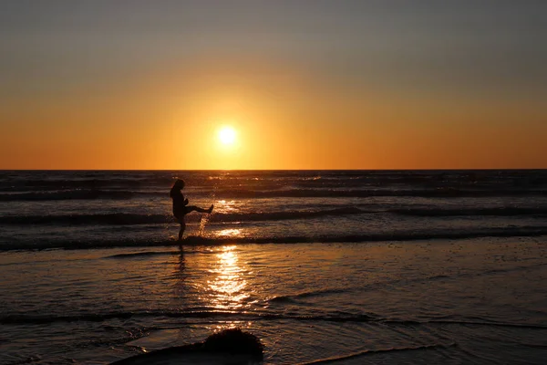Silhouette Uomo Sulla Spiaggia Tramonto — Foto Stock
