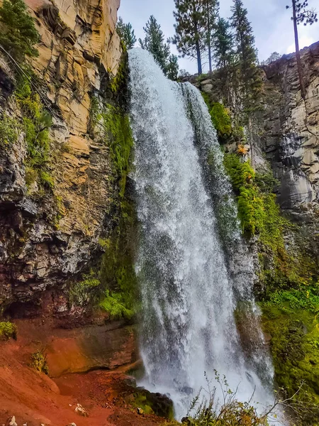 山の中の滝 — ストック写真