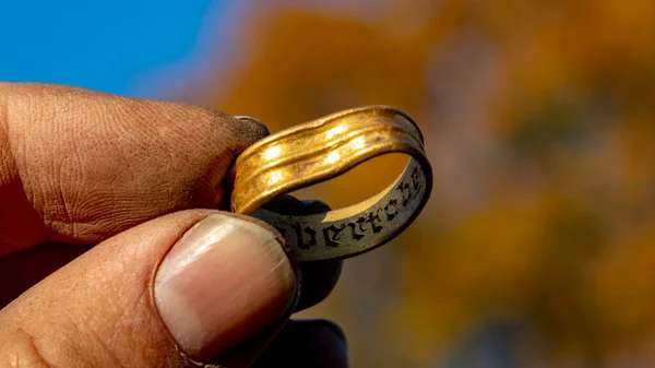 Gros Plan Une Main Tenant Une Bague — Photo