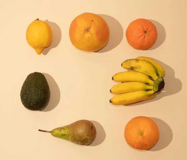Fruta Fresca Ordenadamente Arranjada Fundo Cor Arenosa Deitado Plano Mínimo — Fotografia de Stock