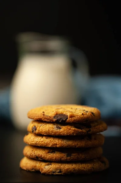 Hausgemachte Kekse Mit Schokoladenchips Auf Dunklem Hintergrund — Stockfoto