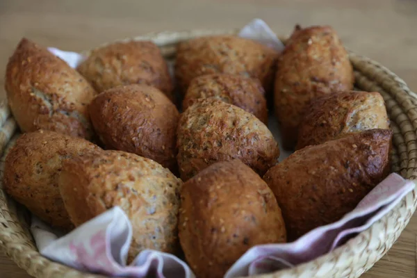 Zelfgemaakte Broodjes Met Sesamzaad Kaas Een Houten Plank — Stockfoto