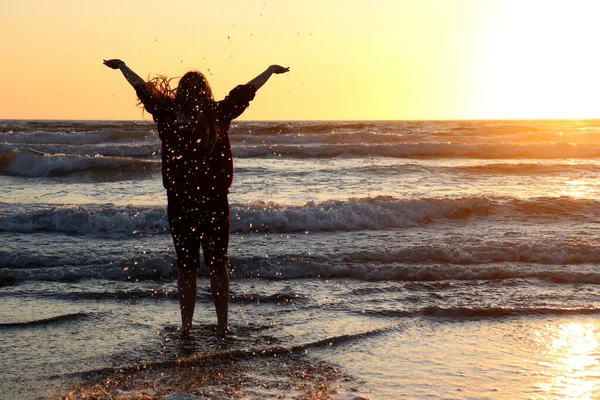 Mujer Joven Con Una Tabla Surf Playa —  Fotos de Stock