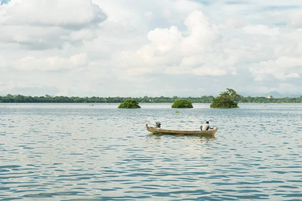 Schöne Landschaft Mit Einem Boot Auf Dem See — Stockfoto